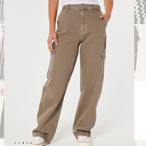 Hollister ultra high-rise cargo dad pants. Size: 4R/27